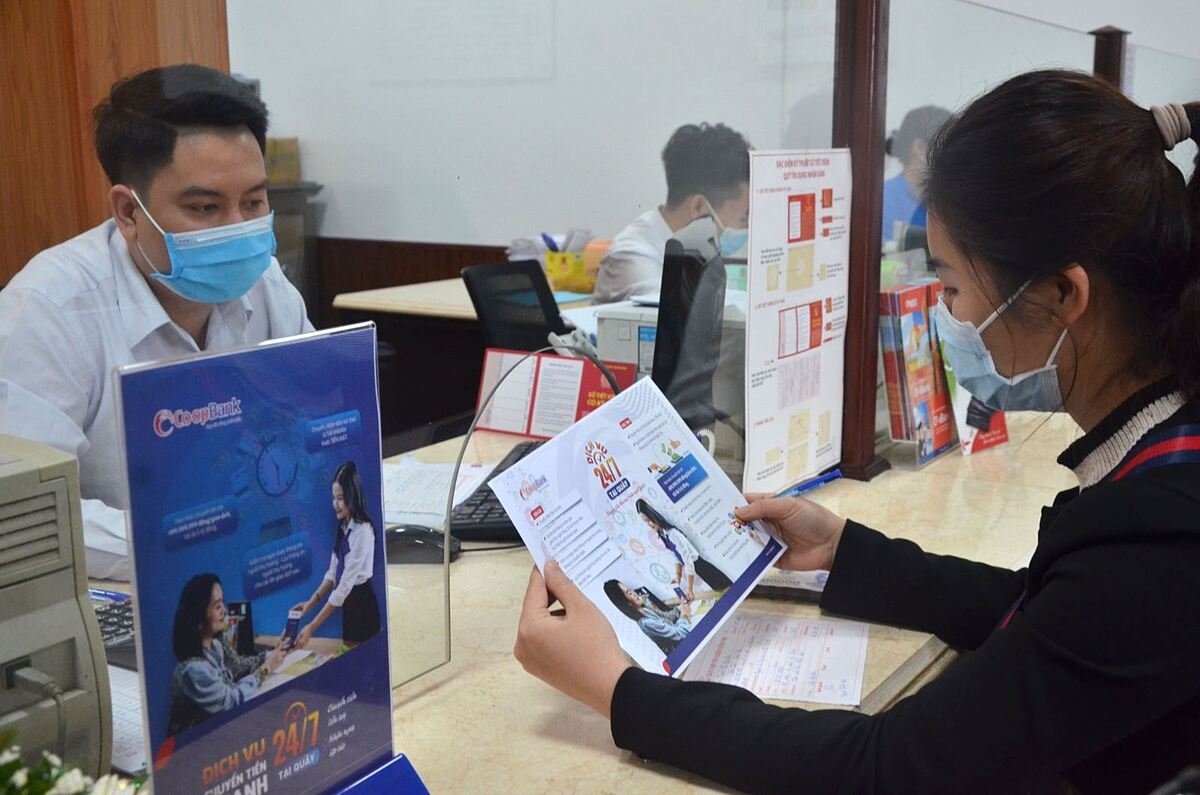 Khách hàng tìm hiểu về dịch vụ chuyển tiền nhanh 24/7 tại quầy của QTDND.