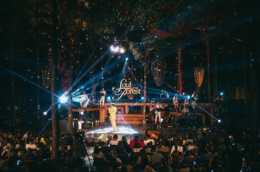 Hàng trăm khán giả đã đến với đêm nhạc Soul of the Forest chủ đề “Dòng thời gian”.