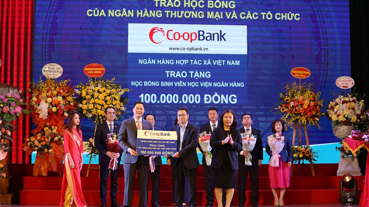 Ông Nguyễn Thế Anh – Giám đốc Trung tâm đào tạo và Bồi dưỡng nghiệp vụ Ngân hàng Hợp tác trao tặng 20 suất học bổng dành cho các sinh viên của HVNH.
