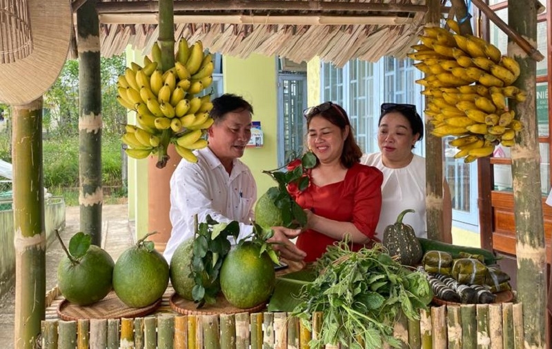 Các sản phẩm nông nghiệp đặc trưng của địa phương được HTX Nông nghiệp – Dịch vụ và Du lịch cộng đồng Bình Thành trưng bày.