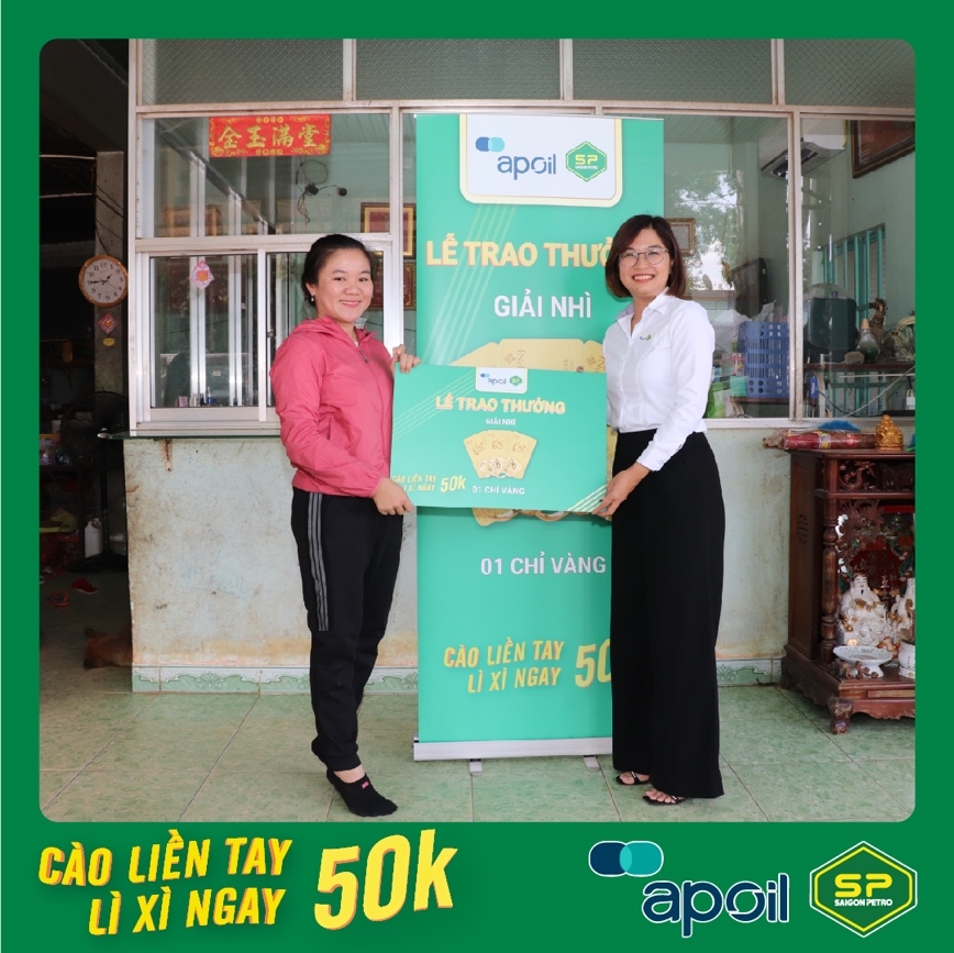 Chị Lượng phấn khởi khi là khách hàng may mắn trúng giải nhì.