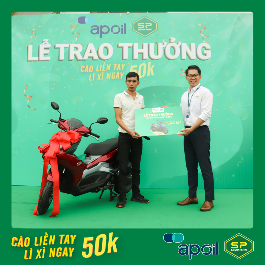 Ông Phạm Thành Minh – trưởng phòng Marketing trao giải đặc biệt cho anh Châu Nhật Nam tại trụ sở AP Saigon Petro.