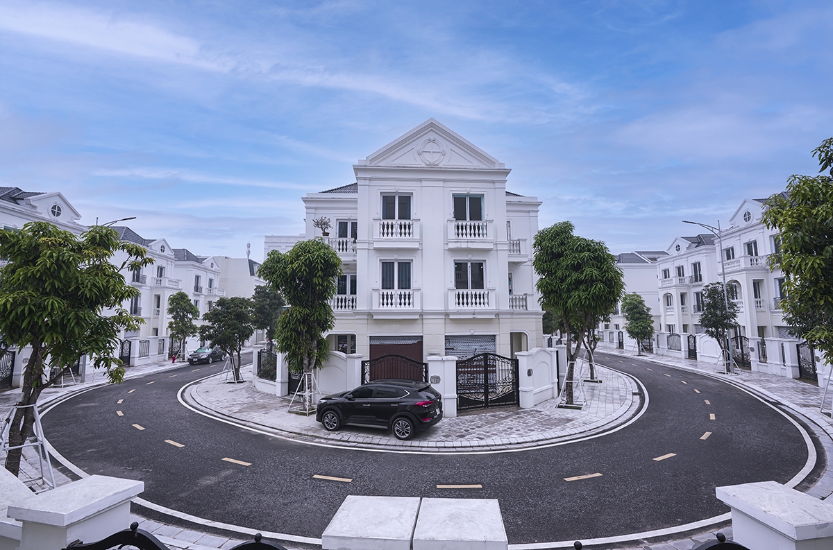 Những ngôi biệt thự mang phong cách tân cổ điển sử dụng ngôn ngữ kiến trúc với hình khối mạnh mẽ, dứt khoát với tông màu trắng - xám chủ đạo.