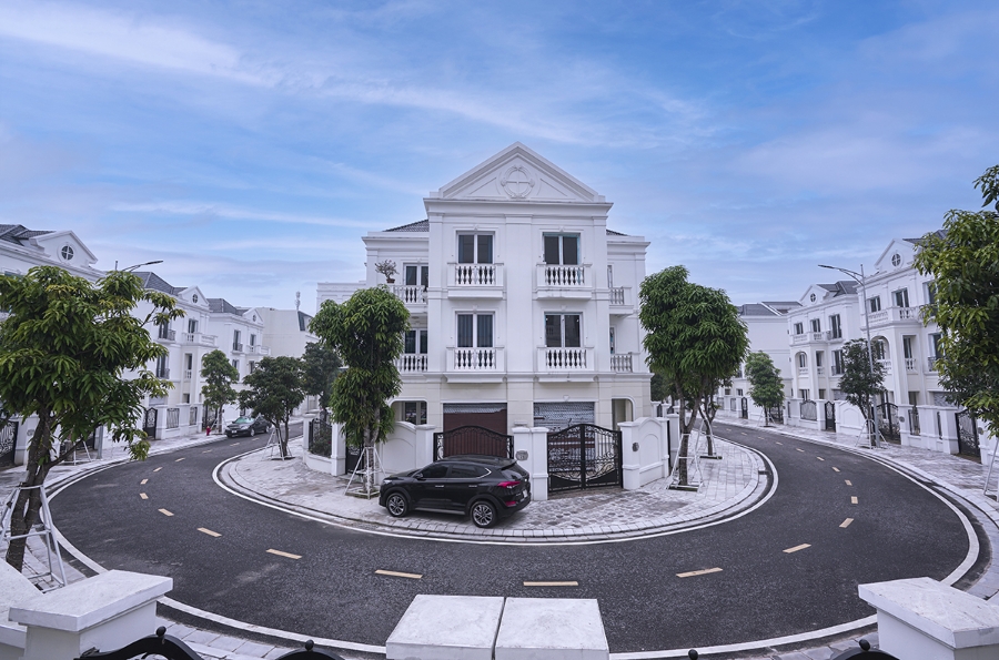 Những ngôi biệt thự mang phong cách tân cổ điển sử dụng ngôn ngữ kiến trúc với hình khối mạnh mẽ, dứt khoát với tông màu trắng - xám chủ đạo.