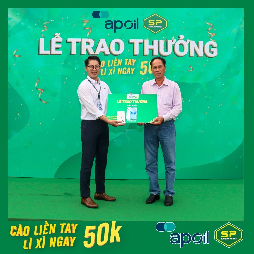 Đại diện công ty AP Saigon Petro trao giải nhất cho chú Thạch.