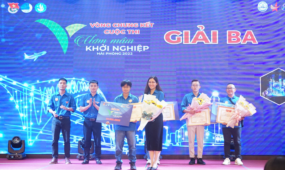 Sản phẩm Vang Phượng Cháy của HTX Nông trại Vui vẻ đạt giải 3 tại chung kết cuộc thi Ươm mầm khởi nghiệp Hải Phòng 2022.