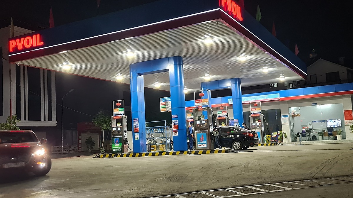 Cây xăng thuộc PV Oil vẫn bán các loại xăng theo nhu cầu người mua, riêng dầu bán định mức 1 triệu đồng/ đầu xe.