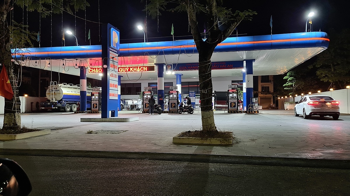 Cây xăng thuộc PV Oil vẫn bán các loại xăng theo nhu cầu người mua, riêng dầu bán định mức 1 triệu đồng/đầu xe.