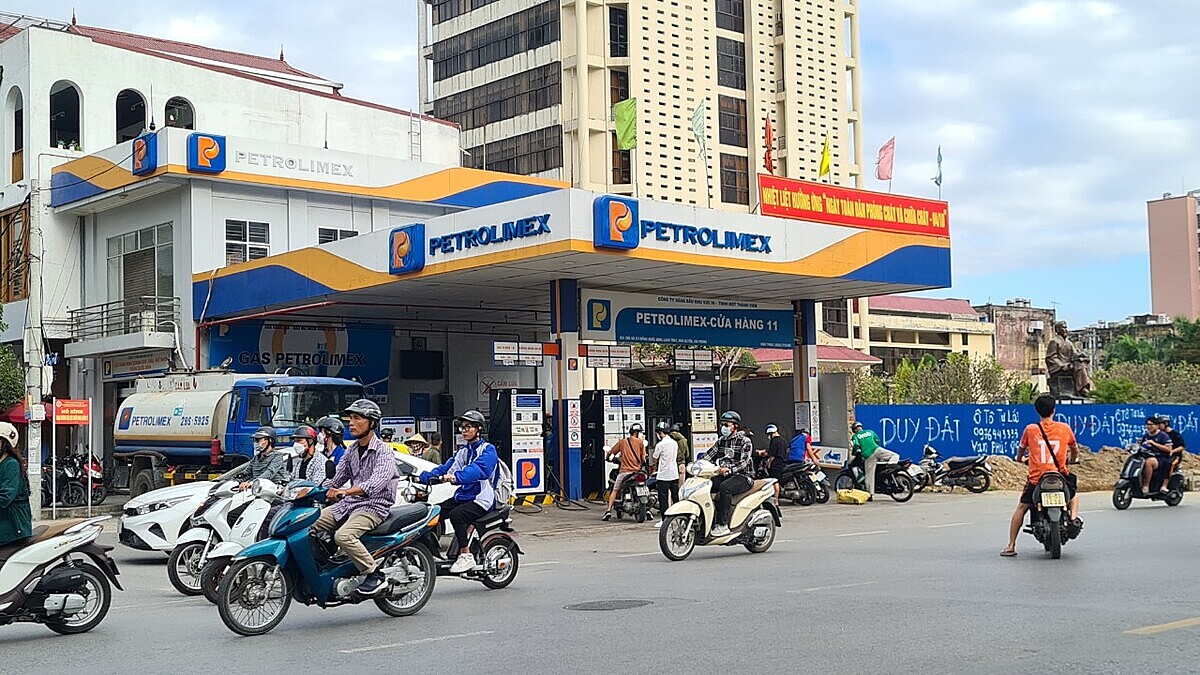 Một cây xăng trên đường Lạch Tray thuộc Công ty xăng dầu khu vực 3 vẫn tiếp tục nhập xăng hàng ngày.