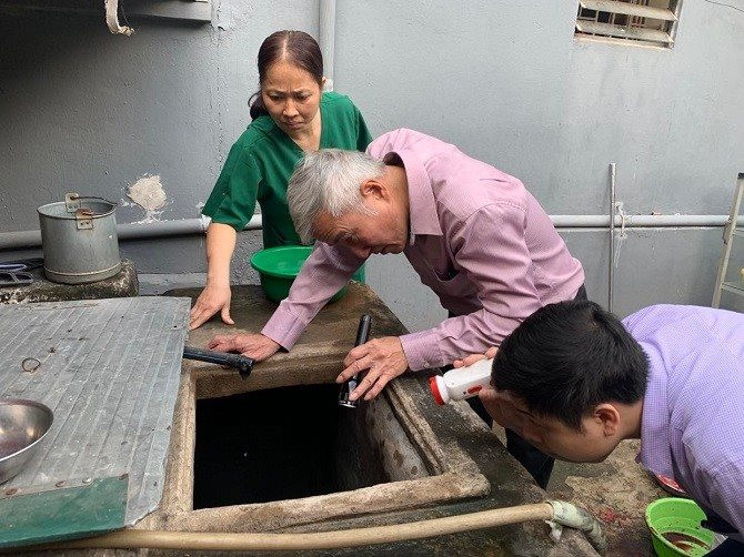 Diệt loăng quăng, bọ gậy sẽ giúp hạn chế lây lan dịch sốt xuất huyết.