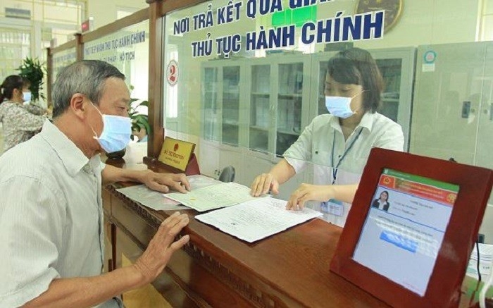 Người dân làm thủ tục hành chính tại UBND phường Đại Mỗ, quận Nam Từ Liêm (Hà Nội)