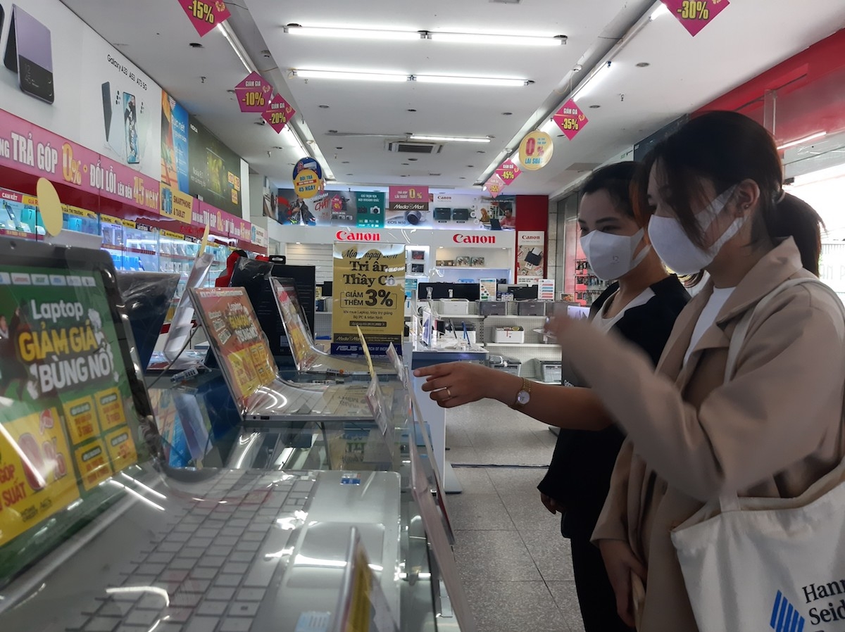 Doanh nghiệp tung hàng giảm giá sốc, người tiêu dùng tấp nập mua sắm.