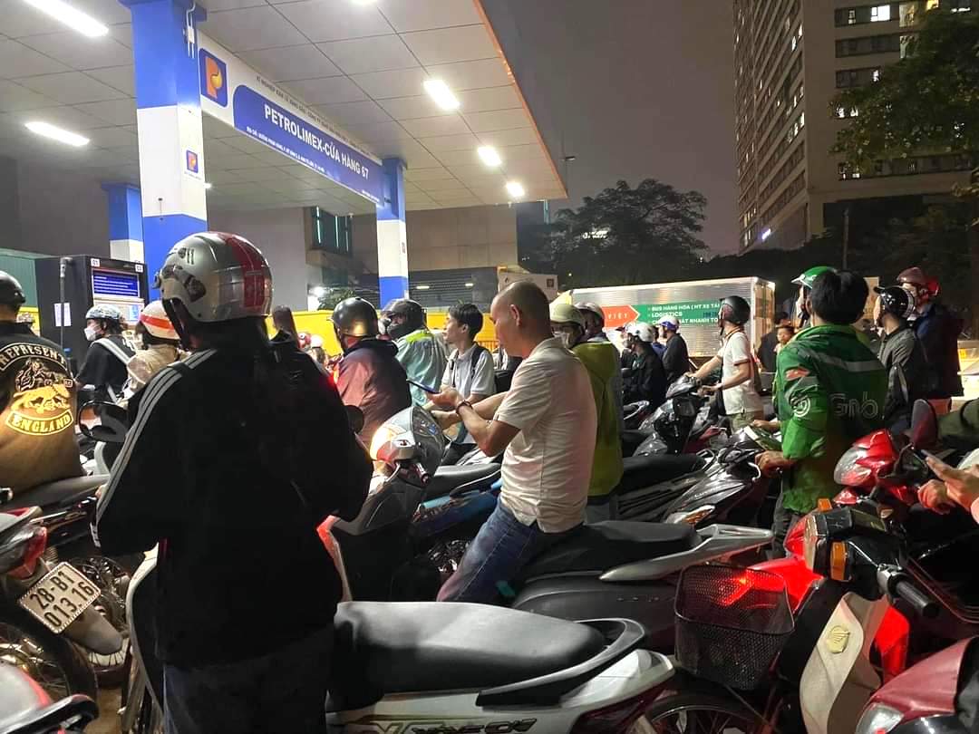 Người dân phải xếp hàng dài chờ mua xăng dầu.