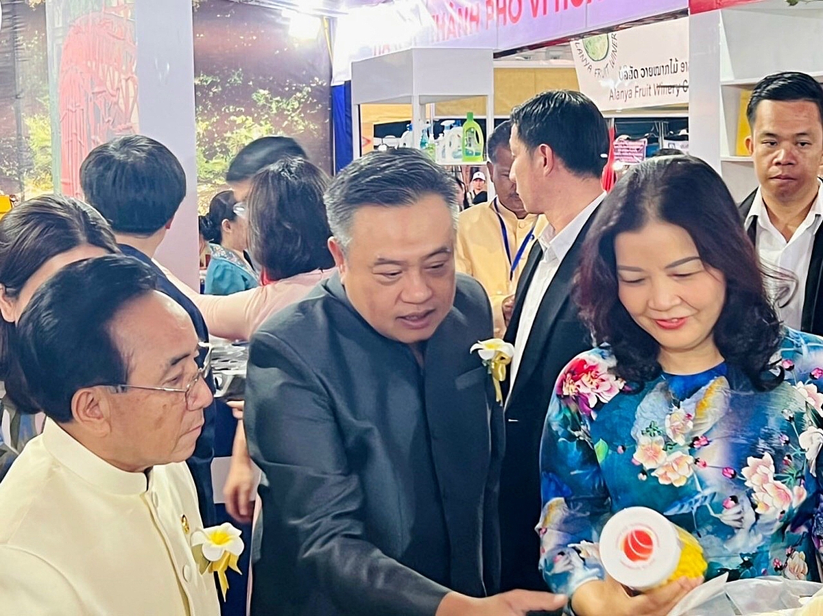 Chủ tịch UBND TP Hà Nội Trần Sỹ Thanh và Đô trưởng Viêng Chăn Athsaphangthong Siphandone thăm gian hàng trưng bày của các doanh nghiệp.