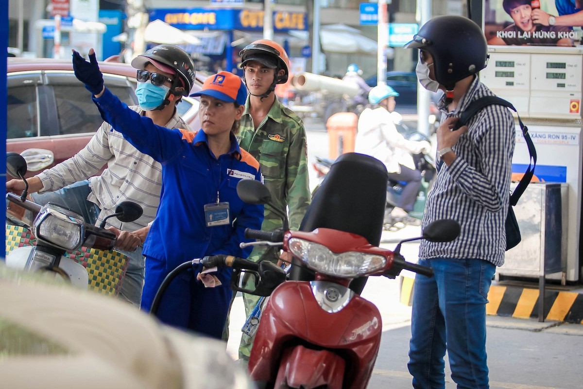 Bộ Công Thương đang lấy ý kiến để sửa đổi quy định chu kỳ điều hành xăng dầu.