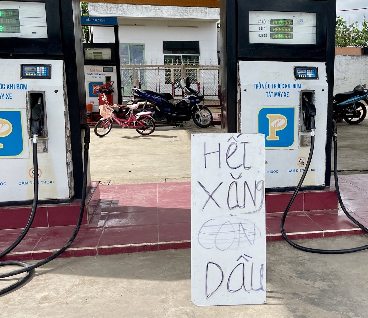 Tình trạng hết xăng diễn ra ở nhiều cửa hàng bán lẻ thời gian qua.