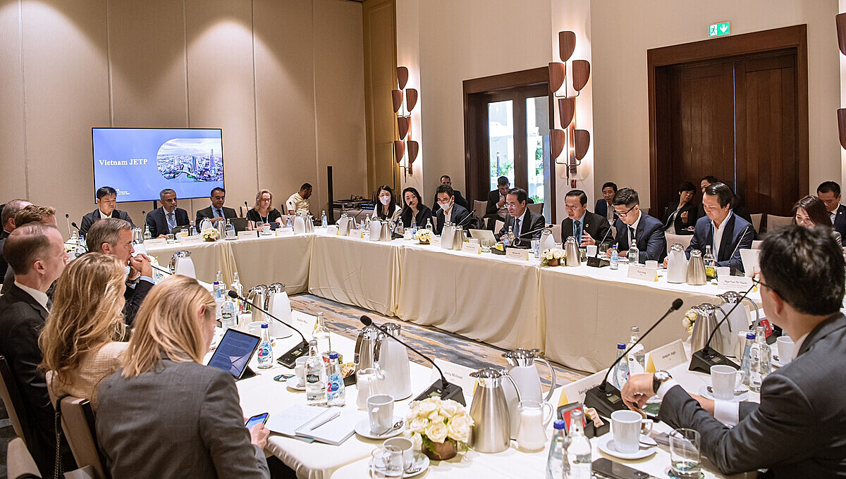 Hội nghị Bàn tròn về thu hút tài chính hỗ trợ Việt Nam thực hiện các cam kết về biến đổi khí hậu diễn ra trong khuôn khổ Hội nghị COP 27, tại Ai Cập.