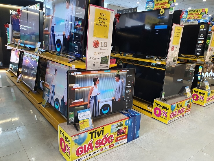 Nhiều sản phẩm tivi giảm giá mạnh nhân mùa World Cup 2022 nhằm hút khách.