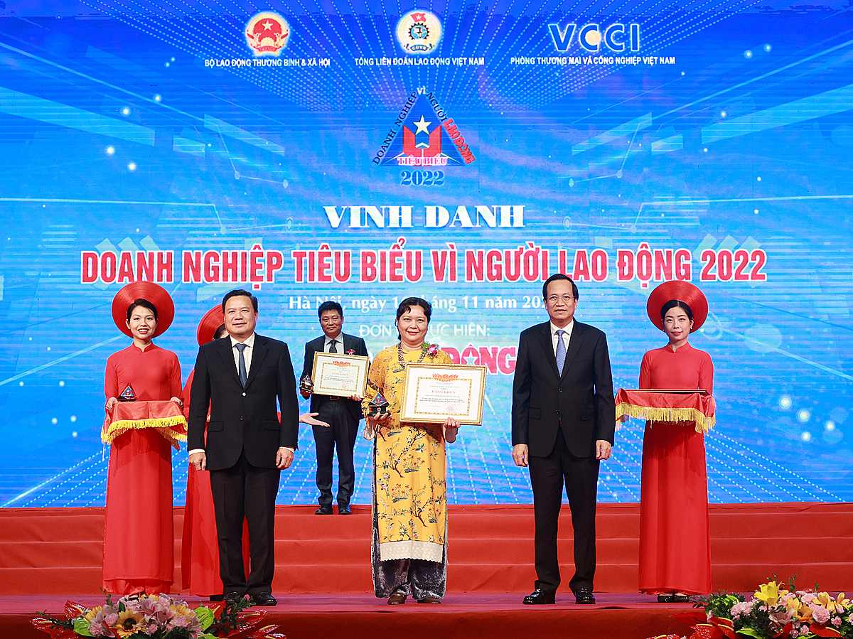 Bà Trương Bích Đào, Giám đốc Nhân sự tại Nestlé Việt Nam, đại diện doanh nghiệp nhận bằng khen của Bộ Lao Động - Thương Binh & Xã hội.