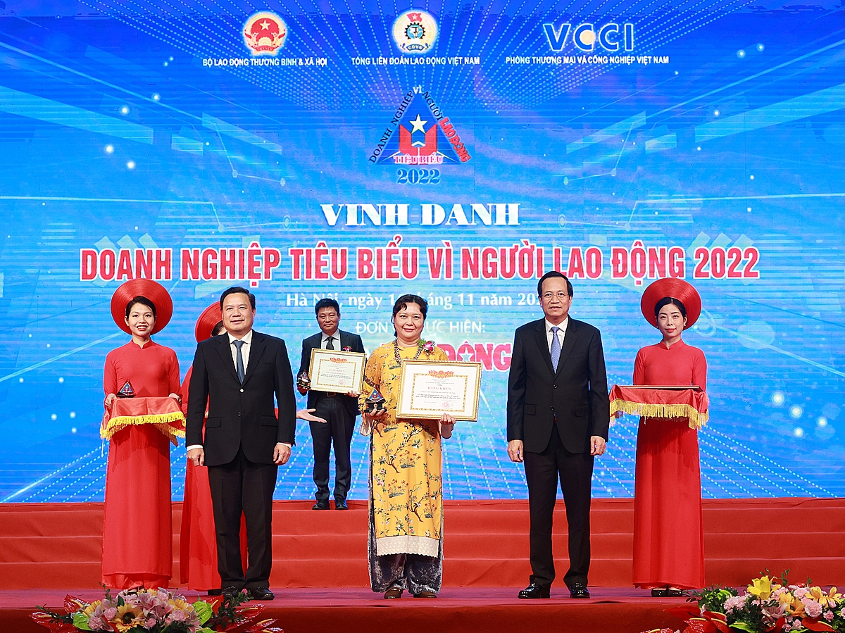 Bà Trương Bích Đào, Giám đốc Nhân sự tại Nestlé Việt Nam, đại diện doanh nghiệp nhận bằng khen của Bộ Lao Động - Thương Binh & Xã hội.