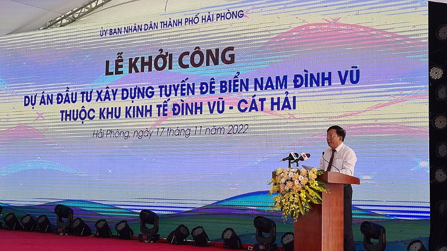 Ông Lê Đức Thọ, Phó Chủ tịch UBND TP. Hải Phòng phát biểu nêu rõ ý nghĩa, tầm quan trọng việc xây dựng tuyến đê biển dài gần 12,8 km.