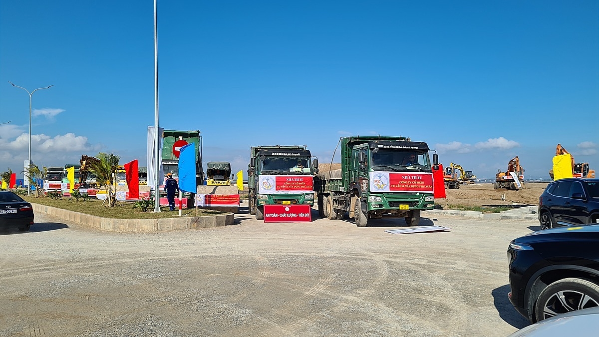 Nhà thầu sẵn sàng thi công theo tiến độ đề ra.