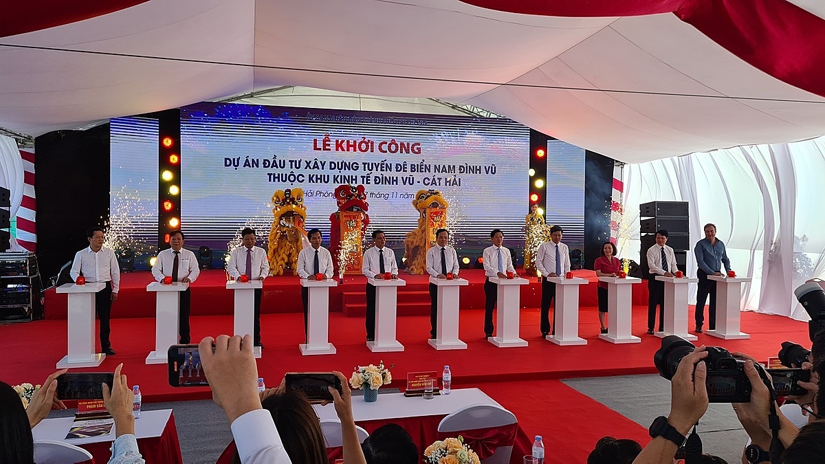 Bấm nút khởi công xây dựng công trình đê biển.