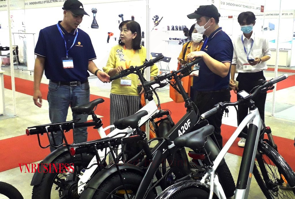 Nhóm ngành tiêu dùng không thiết yếu đối mặt sức mua giảm mạnh hơn kỳ vọng, dưới áp lực lạm phát, lãi suất tăng và biến động tỷ giá.