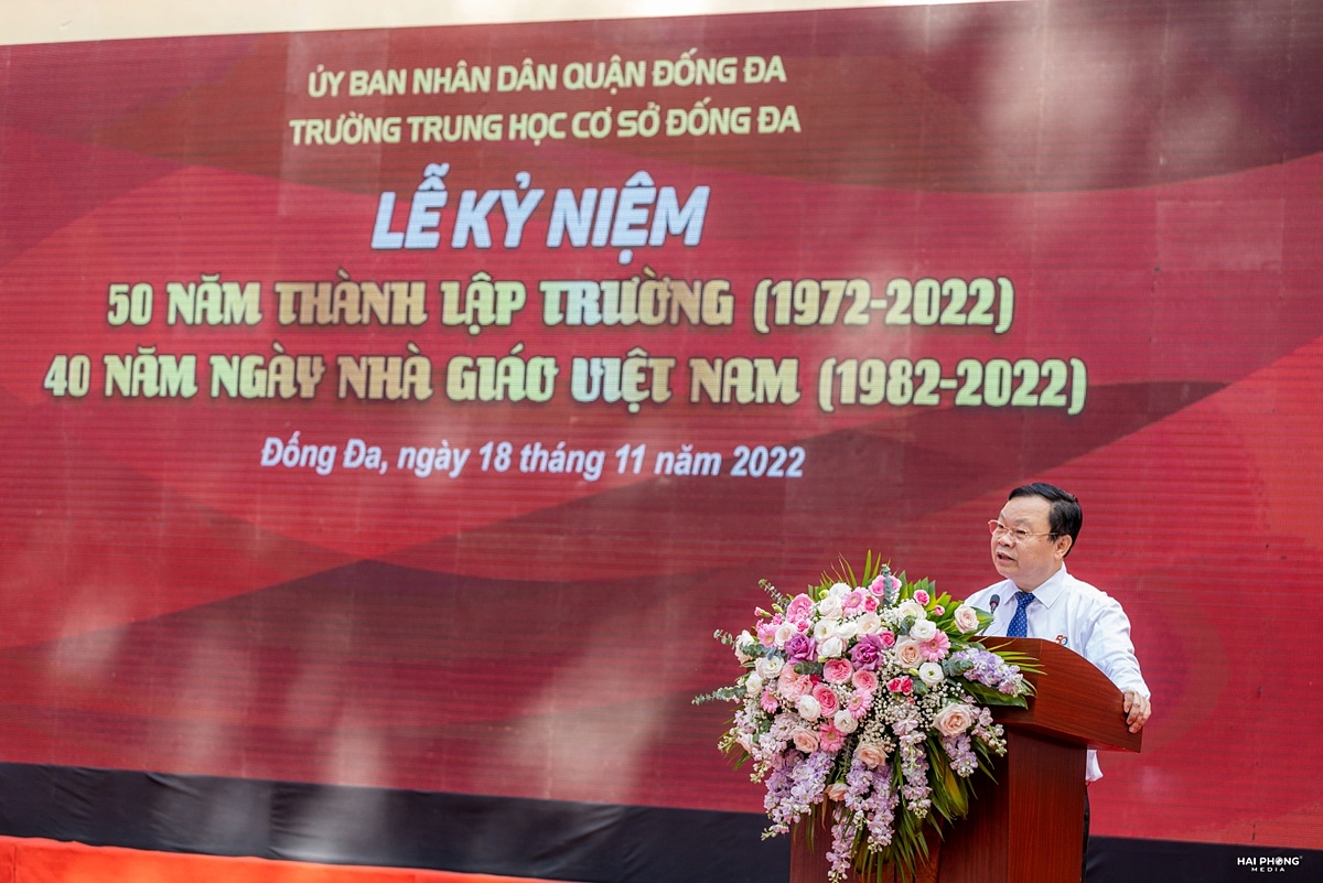 Ông Đinh Trường Thọ - Thành ủy viên – Bí thư Quận ủy Đống Đa phát biểu trong buổi lễ. (Ảnh: Nhà trường cung cấp)