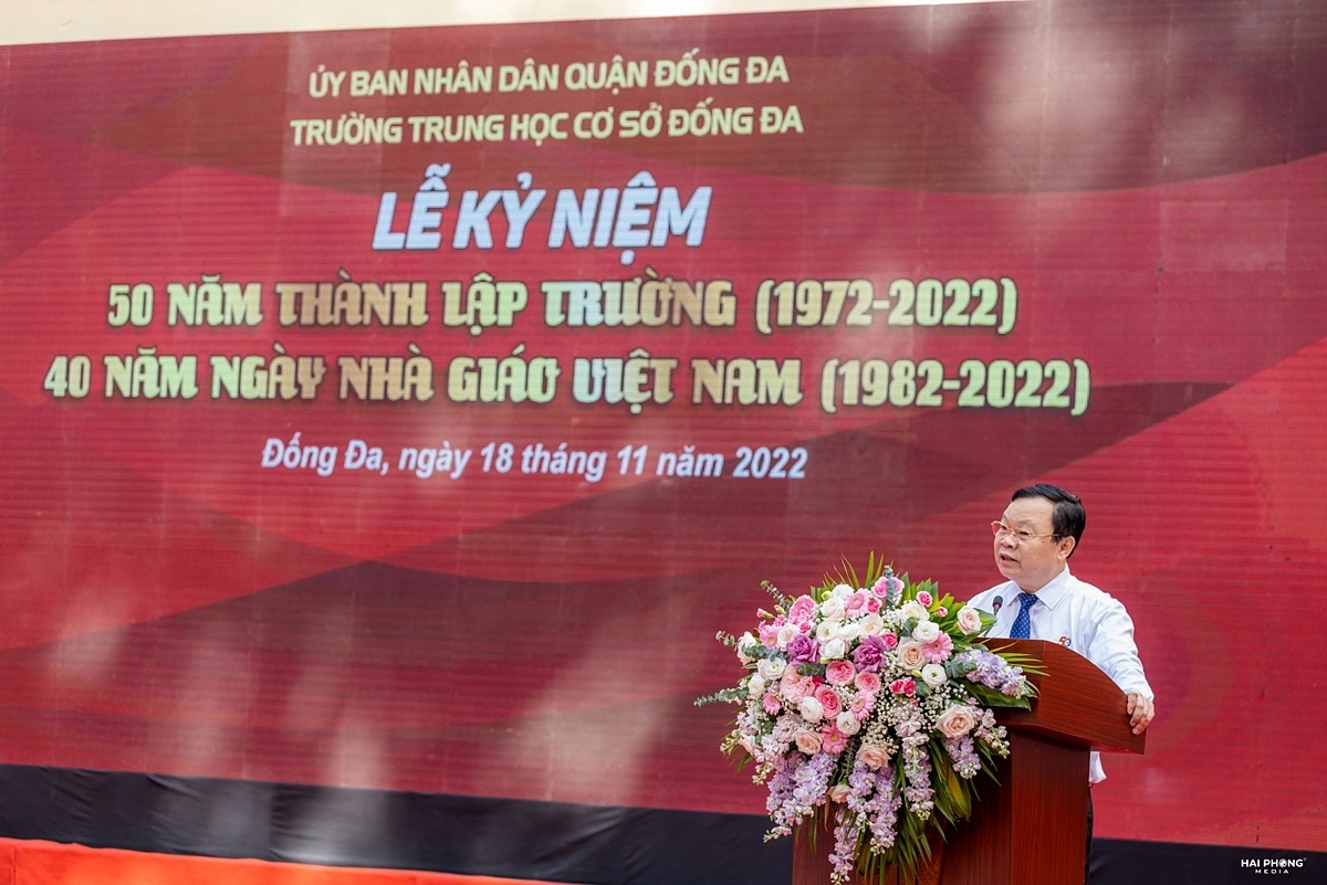 Ông Đinh Trường Thọ - Thành ủy viên – Bí thư Quận ủy Đống Đa phát biểu trong buổi lễ. (Ảnh: Nhà trường cung cấp)