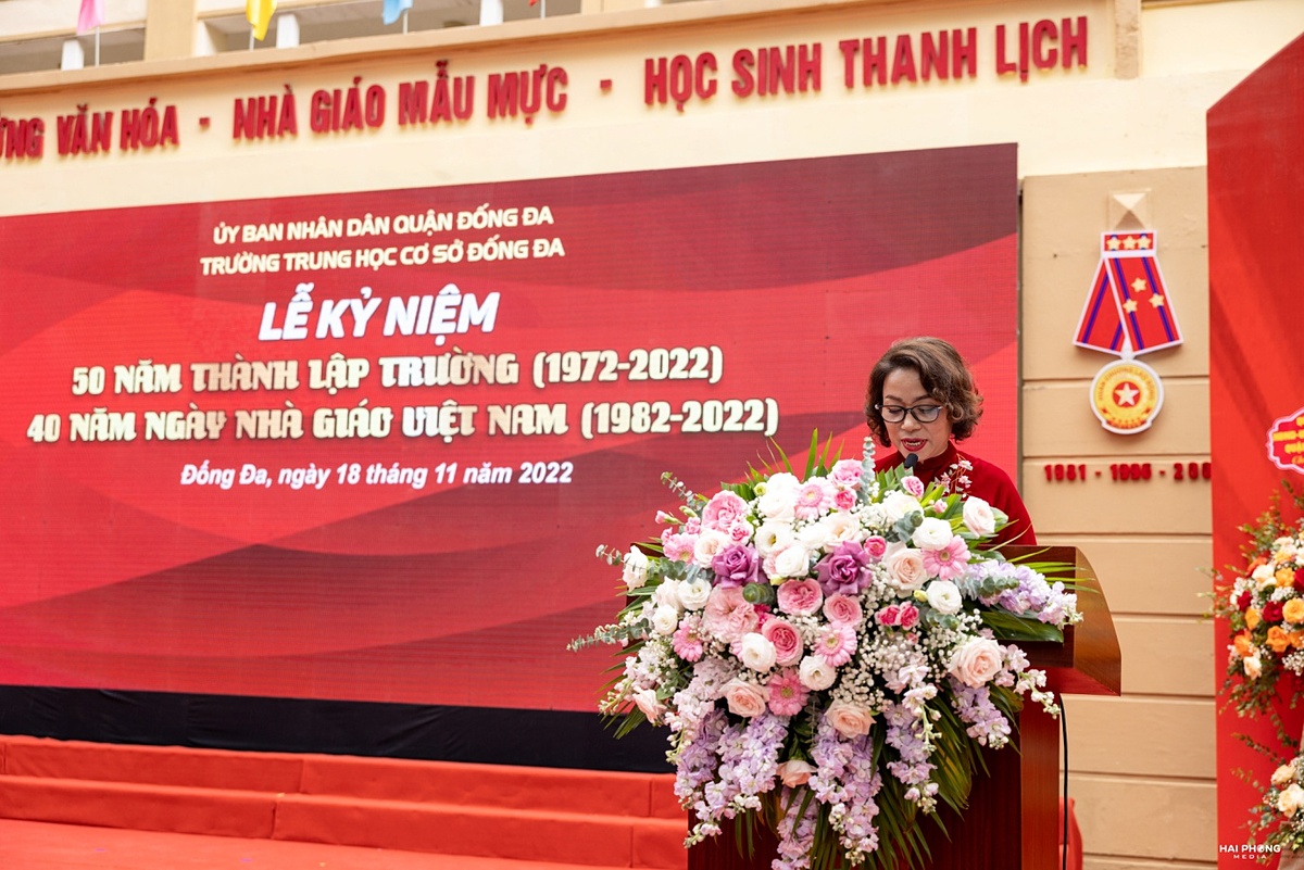 Nhà giáo Đinh Thị Vân Hồng – Hiệu trưởng trường THCS Đống Đa phát biểu trong lễ kỷ niệm. (Ảnh: Nhà trường cung cấp)