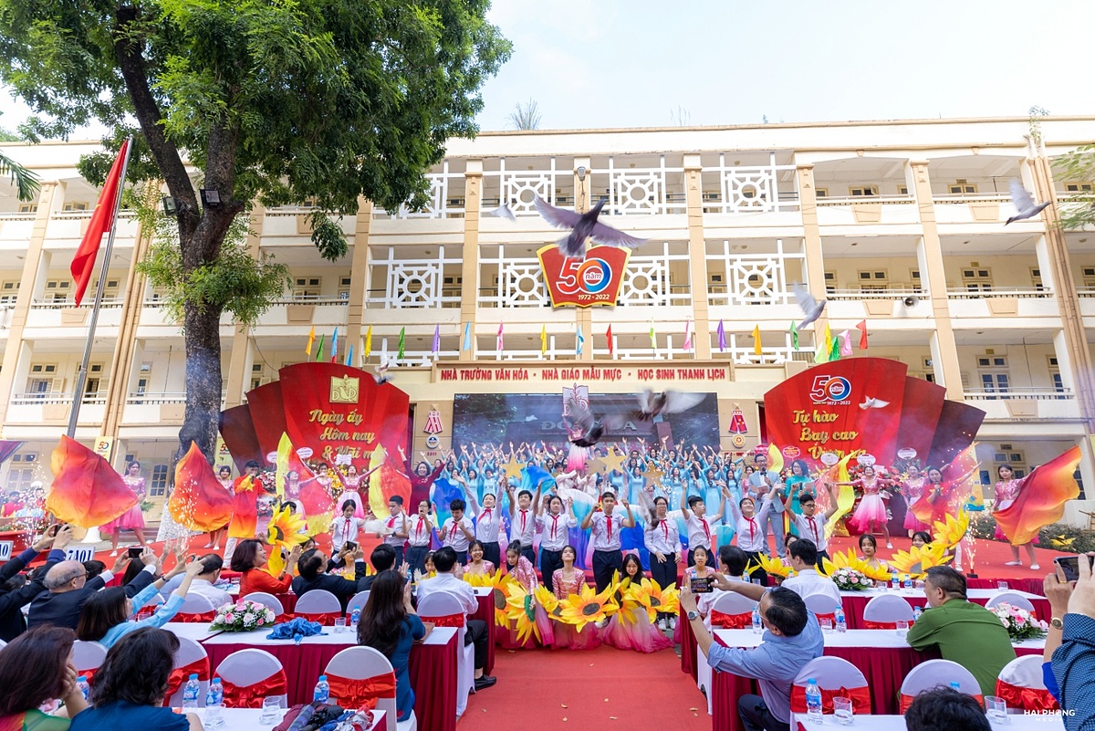 Chương trình biểu diễn văn nghệ ấn tượng chào mừng ngày lễ. (Ảnh: Nhà trường cung cấp)