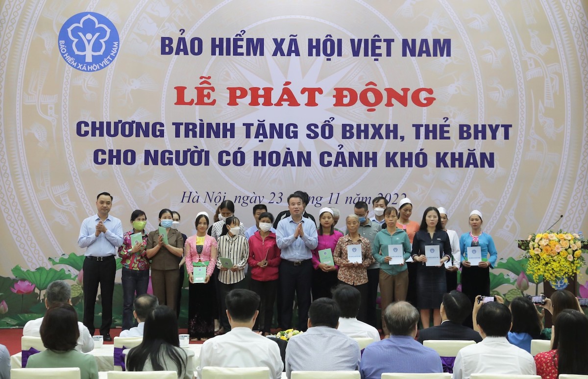 BHXH Việt Nam tổ chức Lễ Phát động chương trình tặng sổ BHXH, thẻ BHYT cho người có hoàn cảnh khó khăn.