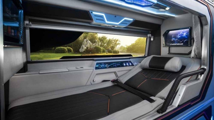 Khoang giường nằm trên xe buýt giường nằm hiệu Mercedes-Benz.