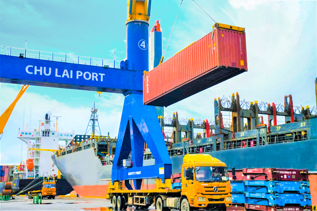 Cảng Chu Lai xếp dỡ 2.200 TEU hàng hóa cho tàu SONGA TIGER.
