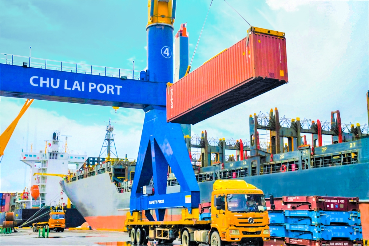 Cảng Chu Lai xếp dỡ 2.200 TEU hàng hóa cho tàu SONGA TIGER.