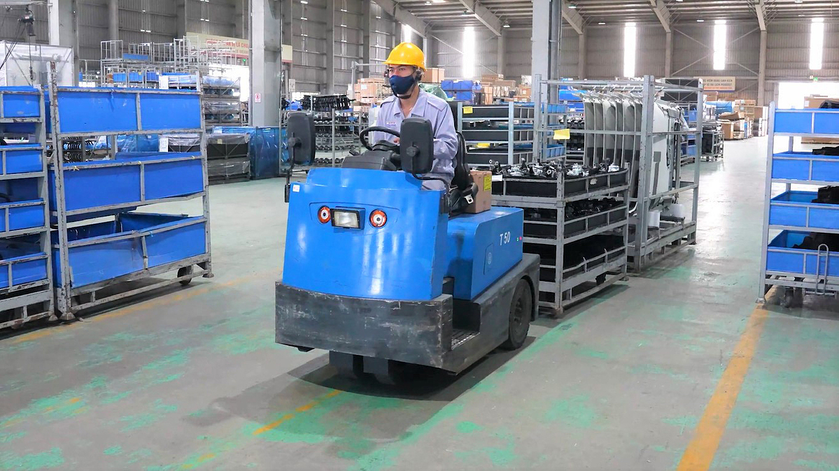 Vận chuyển linh kiện, phụ tùng đến các bộ phận, phục vụ dây chuyền sản xuất.