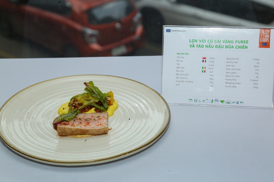 Món thịt heo với củ cải vàng Puree và táo nấu đậu đũa chiên.