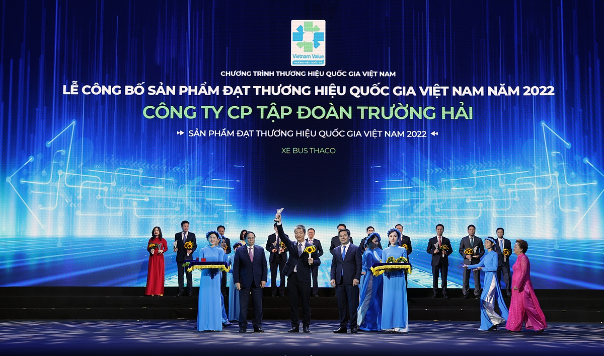 Ông Đàm Đình Thông - Phó TGĐ THACO AUTO phụ trách miền Bắc nhận danh hiệu Thương hiệu Quốc gia 2022.
