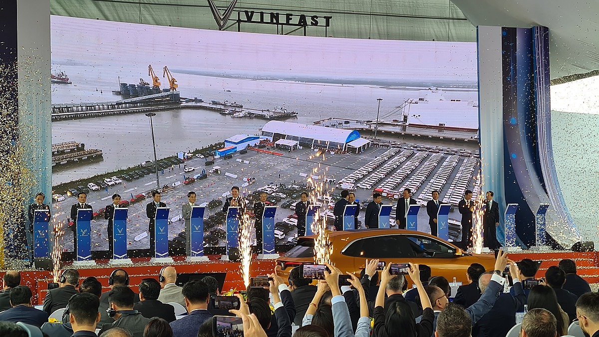 Các đại biểu chính thức ấn nút trong buổi lễ xuất xe xuống tàu.