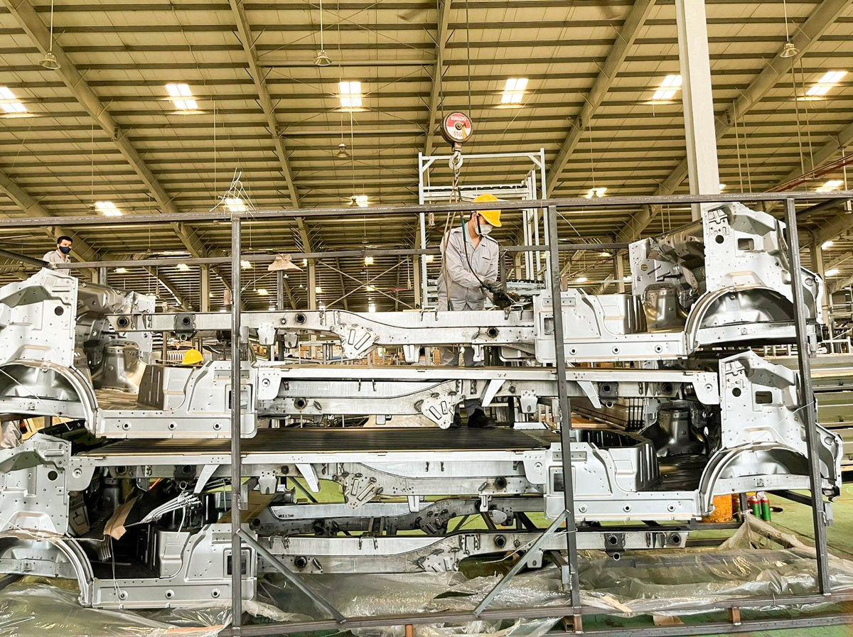 Linh kiện ô tô nhập khẩu được tháo kiện, kiểm hàng trước khi vận chuyển lên nhà máy.