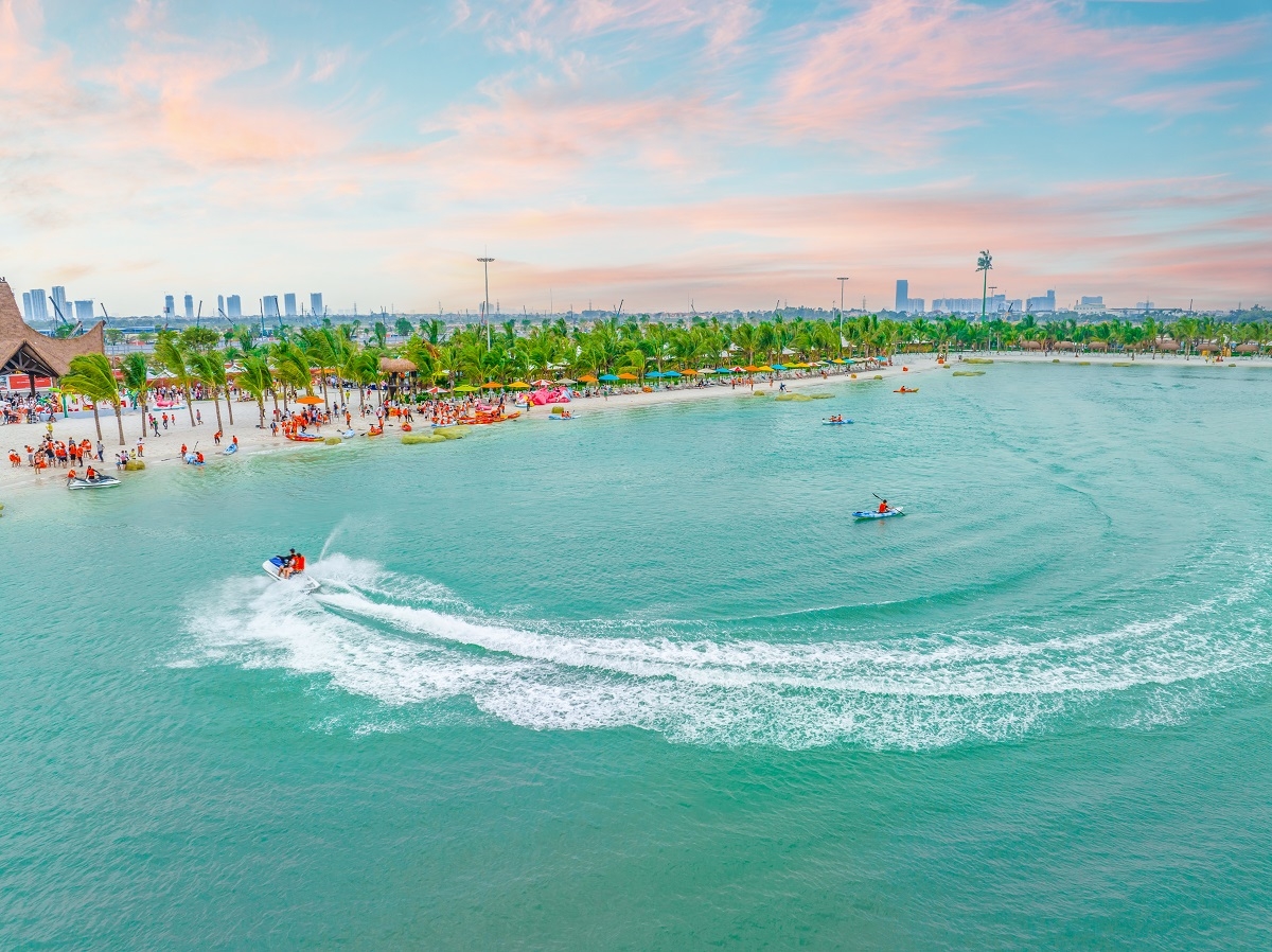 Người nước ngoài mê mẩn cuộc sống tại các đại đô thị biển Vinhomes bởi đặc quyền nghỉ dưỡng suốt 365 ngày trong năm.