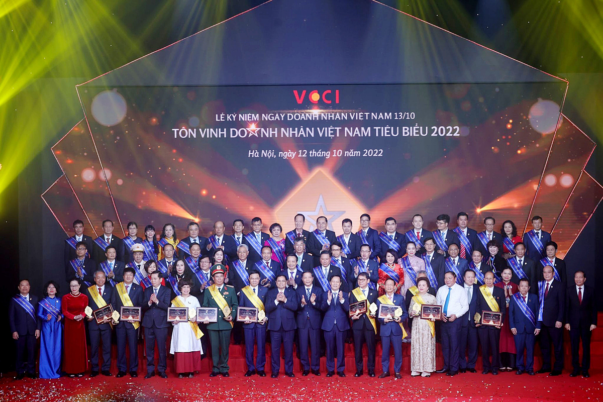 Buổi lễ tôn vinh 60 doanh nhân Việt Nam tiêu biểu năm 2022.
