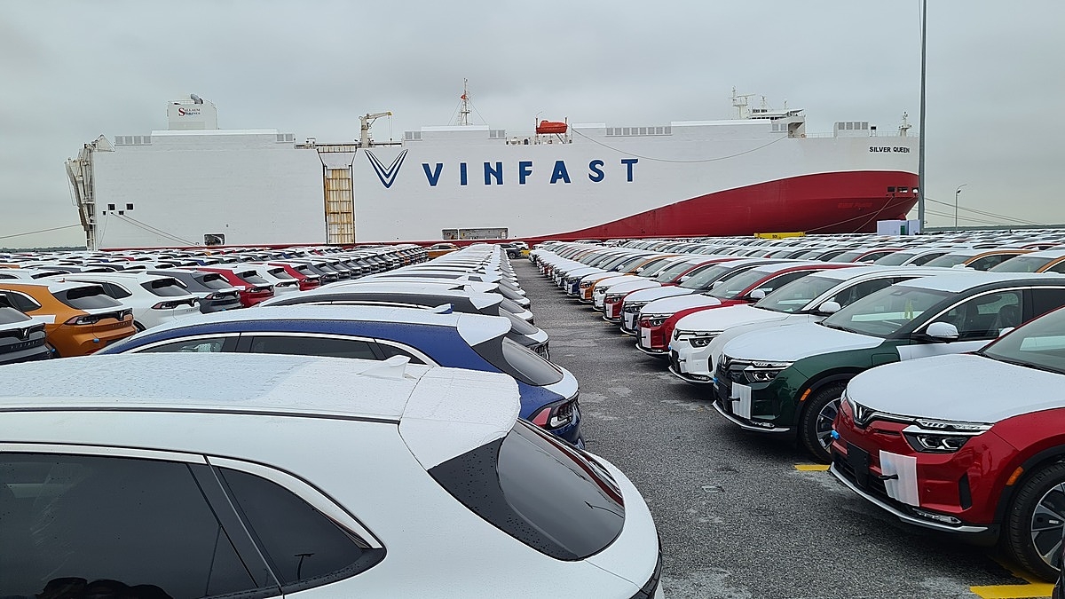 999 xe ô tô điện do VinFast sản xuất chuẩn bị rời cảng.