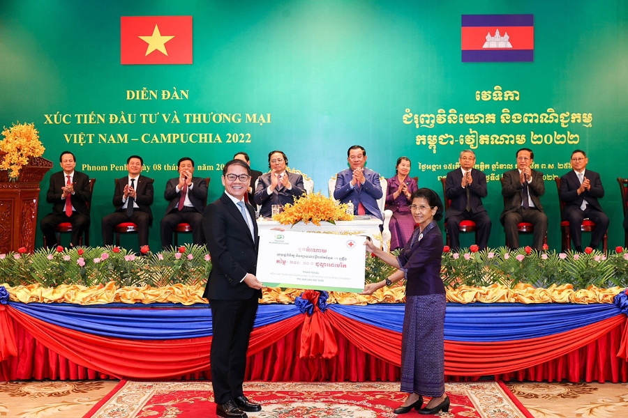 Ông Trần Bá Dương-Chủ tịch HĐQT THACO trao bảng tài trợ 15 xe khám chữa bệnh cơ động trị giá 240.000 USD cho Hội chữ thập đỏ Campuchia.