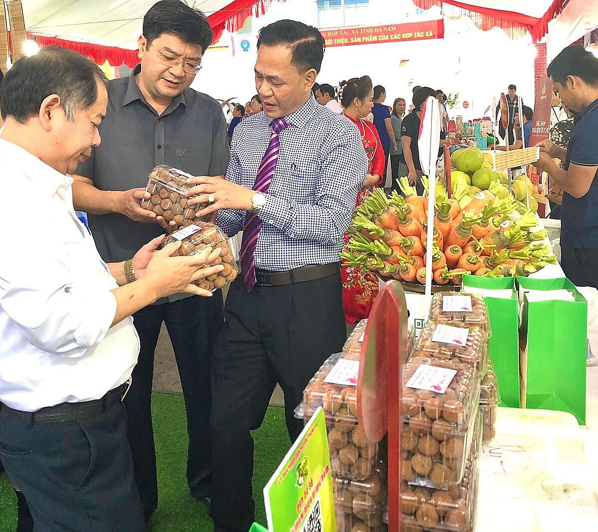 Phó Chủ tịch Liên minh HTX Việt Nam Nguyễn Mạnh Cường thăm quan gian hàng của các HTX tại hội nghị.