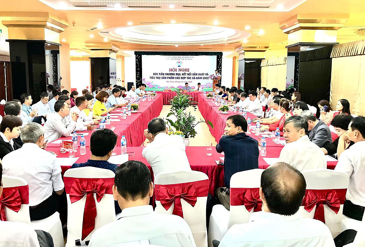 Hội nghị xúc tiến thương mại, kết nối sản xuất, tiêu thụ sản phẩm của các HTX năm 2022 do Liên minh Hợp tác xã tỉnh Hà Nam tổ chức giúp các HTX liên kết, quảng bá sản phẩm.