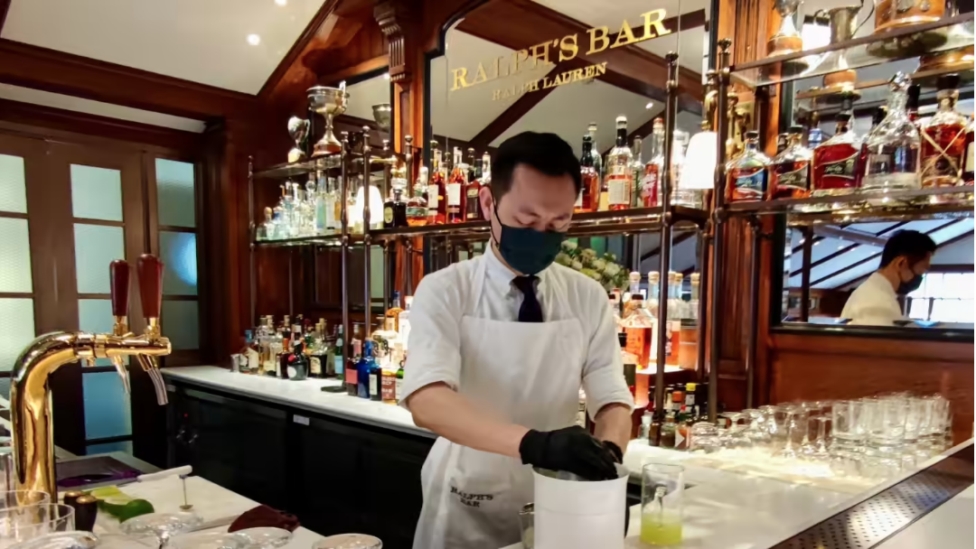 Ralph Lauren điều hành Ralphs Bar ở Thành Đô. Các thương hiệu cao cấp thường điều hành các quán bar và nhà hàng để tăng cường nhận diện. (Ảnh của Shunsuke Tabeta)