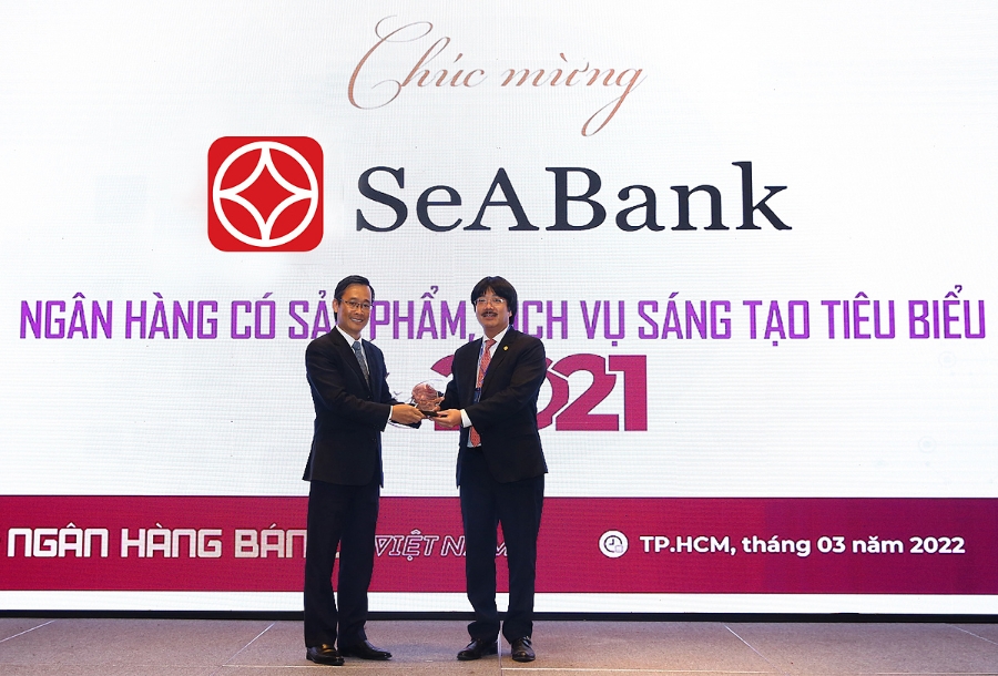 Đại diện SeABank tại lễ trao giải Ngân hàng tiêu biểu.