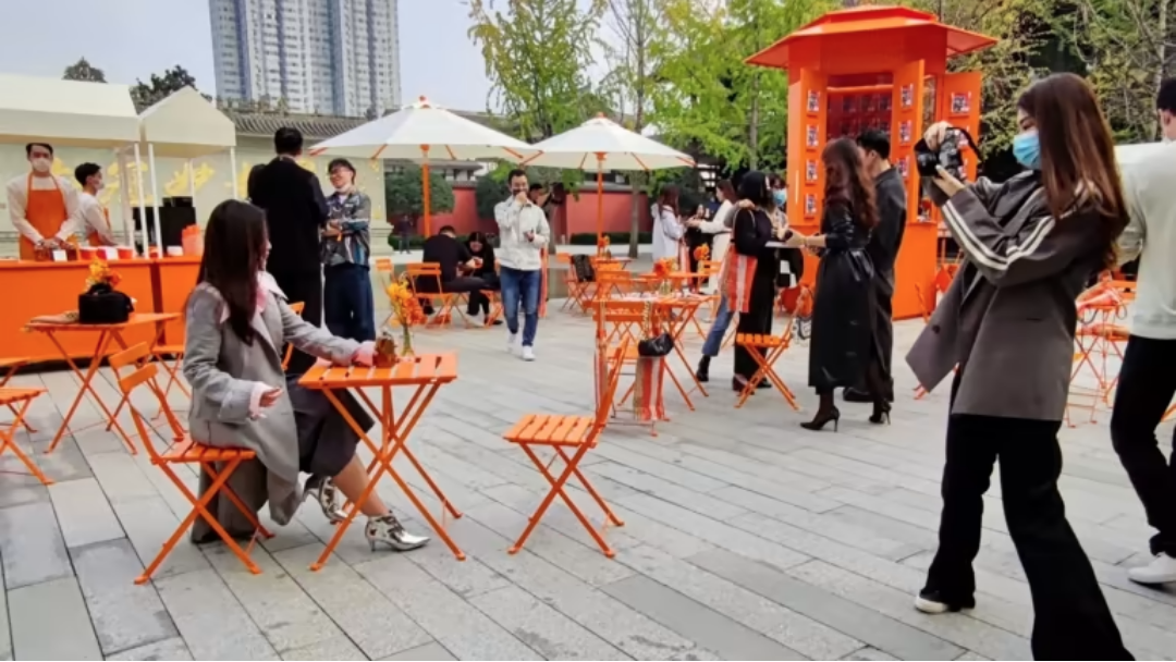 Một sự kiện của Hermes vào tháng 11 có điểm nhấn trang trí màu cam đặc trưng của thương hiệu. (Ảnh của Shunsuke Tabeta)